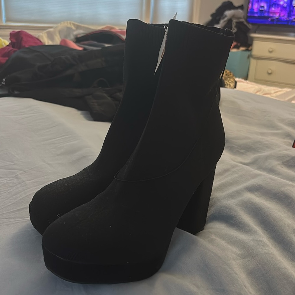 BLACK BOOTS
